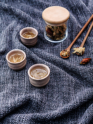 포토 JPG 해외이미지 식물 꽃잎 음료 재료 날씨 건조 국화 따뜻함 사람없음 노란색 숟가락 고통 추위 마시기 뜨거움 열 액체 개화 맛 허브 상쾌 유기농 아로마 내추럴 기침 캐모마일 히비스커스 해외202004 해외포토 웰빙 꽃 감정 컬러 컨셉 모션 수저 파일형식