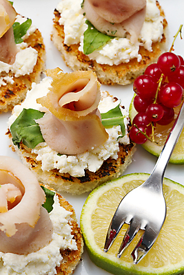 포토 JPG 해외이미지 접시 음식 바다 조각 토마토 치즈 파슬리 마늘 어류 사람없음 샐러드 기름 상추 레몬 카나페 해산물 유기농 올리브 슬라이스 연어 레시피 공상 민물 소금물 식초 진통제 해외202004 해외포토 식기 웰빙 열매 채소 과일 유제품 서양음식 약 수중동물 파일형식