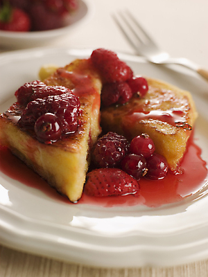 포토 JPG 해외이미지 식기 접시 열매 음식 빵 포크 과일 재료 딸기 주방용품 디저트 요리 사람없음 고통 블루베리 산딸기 레시피 푸딩 건포도 해외202004 해외포토 식물 감정 생활용품 포도 건과일 파일형식