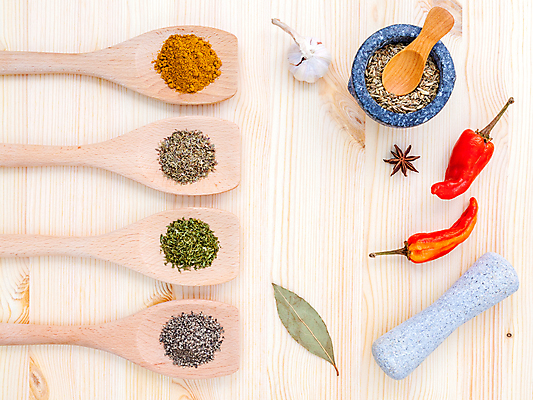 포토 JPG 해외이미지 실내 종류 사람없음 가루 홍고추 일렬 막자사발 나무숟가락 나무주걱 월계수 통마늘 허브가루 나무배경 해외202004 팔각회향 해외202105 해외포토 백그라운드 고추 마늘 내부 목재 숟가락 사발 향신료 주걱 파일형식