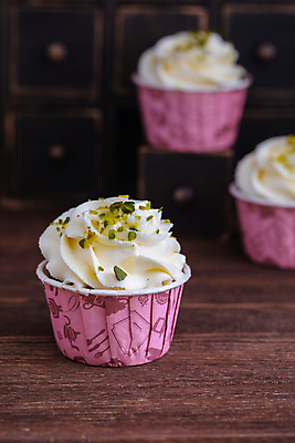 포토 JPG 해외이미지 접시 음식 조각 디저트 사람없음 케이크 초콜릿 얼음 생일 컵케이크 굽기 수집 크림 브런치 머핀 토핑 바닐라 반투명 피스타치오 핸드메이드 프로스팅 맛있는 해외202004 해외포토 자연요소 식기 기념일 빵 식사 견과류 구이 제빵 파일형식