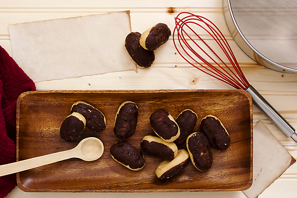 포토 JPG 해외이미지 종이 주방용품 사람없음 초콜릿 장비 공구 가루 설탕 향신료 만들기 밀가루 머리위 코코아 양피지 채찍 해외202004 해외202105 해외포토 음료 생활용품 모션 디저트 도구 향미료 파일형식