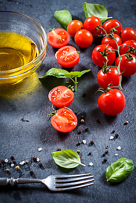 포토 JPG 해외이미지 종이 포크 토마토 방울토마토 주방용품 스파게티 사람없음 세로 공구 향신료 분필 올리브 서빙 소금 바질 마케팅 카피스페이스 제의 해외202004 해외202105 해외포토 식기 열매 생활용품 채소 파스타 공백 도구 초크 향미료 파일형식