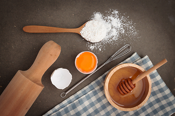 포토 그릇 뷰포인트 백그라운드 주방용품 목재 알 회색 도구 가루 주걱 밀대 파일형식 재료 꿀 하이앵글 계란 반죽밀대 나무그릇 허니디퍼 나무주걱 밀가루 회색배경 식탁보 실내 사람없음 JPG 해외이미지 해외202105 해외202004 거품기 해외포토