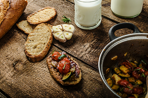 포토 JPG 해외이미지 음식 빵 조각 토마토 채소 치즈 샌드위치 마늘 요리 사람없음 튀김 애피타이저 기름 바게트 굽기 지중해 허브 카나페 올리브 브런치 토스트 후추 바질 모짜렐라치즈 백리향 브루스케타 맛있는 해외202004 해외포토 식물 열매 바다 유제품 서양음식 식사 구이 향신료 파일형식