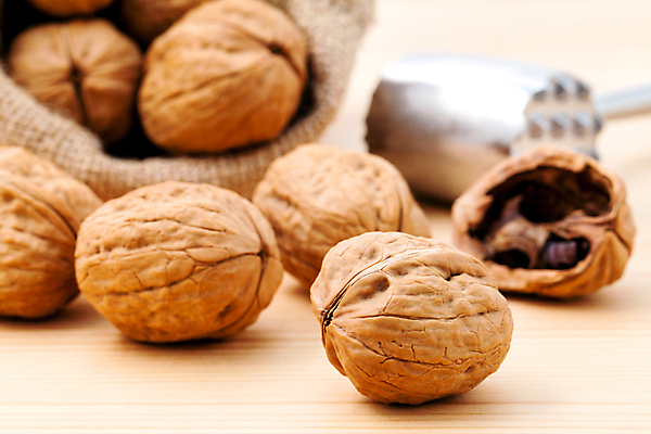 포토 JPG 해외이미지 실내 근접촬영 사람없음 아웃포커스 호두 자루 호두망치 나무배경 해외202004 해외202105 해외포토 뷰포인트 백그라운드 주방용품 촬영기법 내부 견과류 파일형식