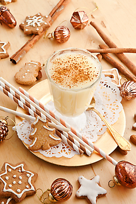 포토 JPG 해외이미지 접시 별 음료 음식 크리스마스 디저트 빨대 사람없음 장식 쿠키 축제 줄무늬 장식볼 우유 시골 신선 황금 레시피 노엘 시나몬 핸드메이드 해외202004 해외포토 자연요소 식기 기념일 무늬 유제품 파일형식