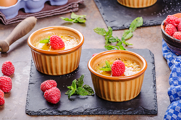 포토 JPG 해외이미지 사람없음 도자기 설탕 민트 산딸기 푸딩 노른자 바닐라 바이오 커스터드 방식 해외202004 해외202105 해외포토 과일 디저트 계란 허브 크림 파일형식