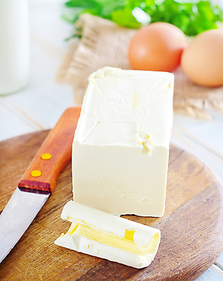 포토 JPG 해외이미지 실내 사람없음 아웃포커스 계란 슬라이스 반죽 식칼 버터 나무받침 나무배경 해외202004 해외202105 해외포토 백그라운드 주방용품 촬영기법 내부 목재 알 받침대 파일형식