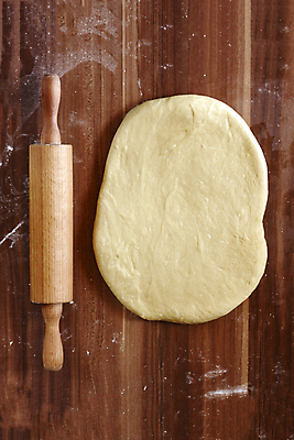 포토 JPG 해외이미지 실내 사람없음 하이앵글 반죽 반죽밀대 나무배경 해외202004 해외202105 해외포토 뷰포인트 백그라운드 내부 밀대 파일형식