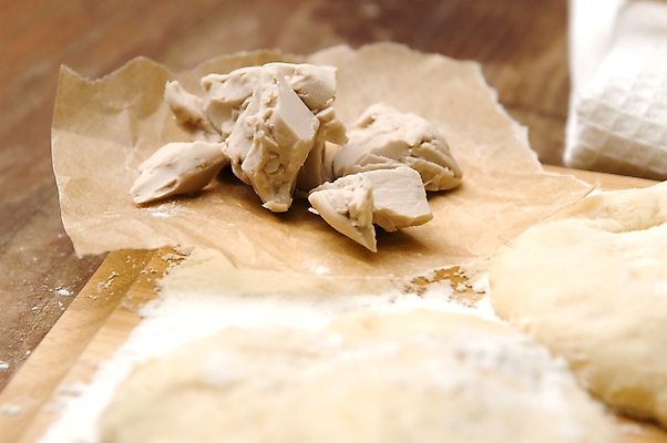 포토 JPG 해외이미지 실내 사람없음 소프트포커스 반죽 제빵 버터 종이호일 나무배경 해외202004 해외202105 해외포토 백그라운드 촬영기법 내부 제과제빵 파일형식