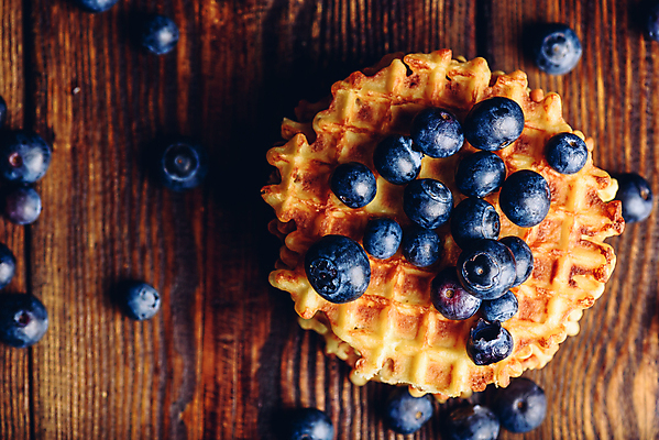 포토 JPG 해외이미지 열매 음식 과일 디저트 사람없음 쌓기 과자 차 굽기 블루베리 브런치 머리위 와플 맛있는 해외202004 해외포토 식물 음료 모션 식사 구이 파일형식