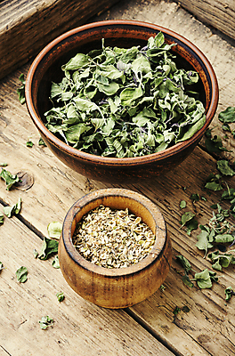 포토 JPG 해외이미지 식재료 건조 실내 사람없음 허브 담기 나무그릇 나무배경 해외202004 흩어짐 해외202105 해외포토 식물 그릇 백그라운드 컨셉 모션 내부 목재 파일형식