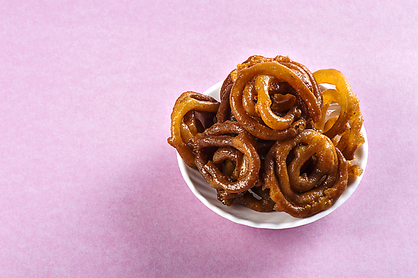 포토 JPG 해외이미지 나선형 사람없음 튀김 설탕 밀가루 발효 사프란 해외202004 해외202105 해외포토 음식 무늬 가루 향신료 파일형식