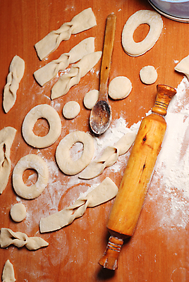 포토 JPG 해외이미지 실내 사람없음 하이앵글 반죽 밀가루 제빵 나무숟가락 반죽밀대 나무배경 해외202004 해외202105 해외포토 뷰포인트 백그라운드 내부 제과제빵 숟가락 가루 밀대 파일형식