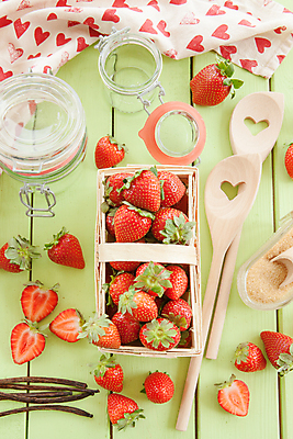 포토 JPG 해외이미지 과일 딸기 사람없음 세로 마음 항아리 나무상자 설탕 레몬 마멀레이드 바닐라 카피스페이스 해외202004 해외202105 해외포토 상자 공백 도자기 잼 파일형식