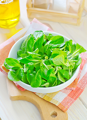 포토 JPG 해외이미지 접시 실내 사람없음 샐러드 식탁보 올리브오일 채식 나무도마 나무배경 해외202004 해외202105 해외포토 식기 음식 백그라운드 도마 내부 목재 기름_음식 파일형식