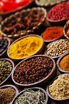 포토 JPG 해외이미지 실내 종류 씨앗 사람없음 아웃포커스 조미료 가루 허브 향신료 담기 나무그릇 파프리카가루 강황 해외202004 해외202105 해외포토 식물 그릇 식재료 모션 촬영기법 내부 목재 향미료 파일형식