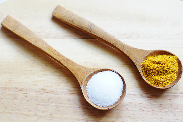 포토 JPG 해외이미지 실내 사람없음 두개 조미료 가루 향신료 소금 나무숟가락 강황 나무배경 해외202004 해외202105 해외포토 백그라운드 2 식재료 내부 숟가락 향미료 파일형식