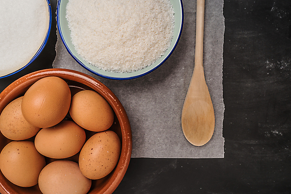 포토 JPG 해외이미지 그릇 검은배경 실내 사람없음 하이앵글 계란 설탕 담기 밀가루 나무숟가락 종이호일 해외202004 해외202105 해외포토 식기 뷰포인트 백그라운드 모션 내부 알 숟가락 검은색 가루 파일형식