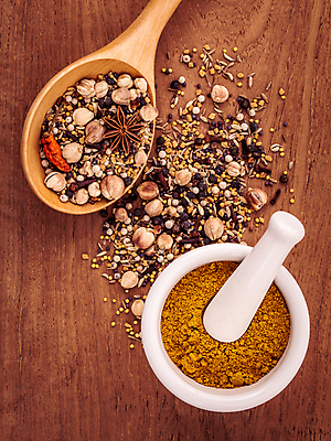 포토 JPG 해외이미지 실내 사람없음 하이앵글 혼합 가루 향신료 막자사발 나무주걱 말린고추 강황 나무배경 해외202004 팔각회향 해외202105 해외포토 뷰포인트 백그라운드 식재료 고추 내부 목재 사발 주걱 향미료 파일형식