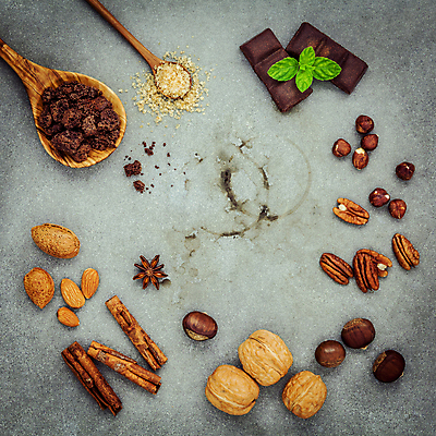 포토 JPG 해외이미지 회색배경 실내 사람없음 하이앵글 설탕 민트 호두 아몬드 나무숟가락 다크초콜릿 시나몬스틱 피칸 헤이즐넛 해외202004 팔각회향 해외202105 해외포토 뷰포인트 백그라운드 내부 초콜릿 숟가락 회색 견과류 허브 향신료 시나몬 파일형식