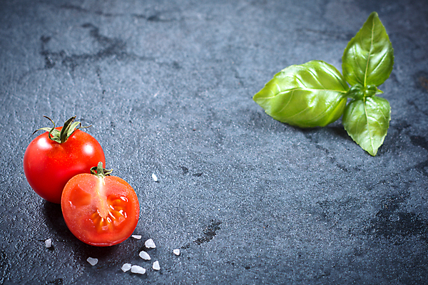 포토 JPG 해외이미지 잎 토마토 채소 과일 방울토마토 사람없음 체리 슬라이스 바질 마케팅 카피스페이스 해외202004 해외202105 해외포토 식물 공백 파일형식