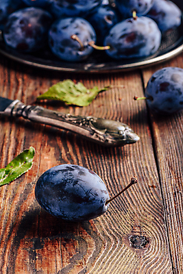 포토 JPG 해외이미지 잎 과일 사람없음 보라색 칼 책상 자두 해외202004 해외202105 해외포토 식물 컬러 가구 파일형식