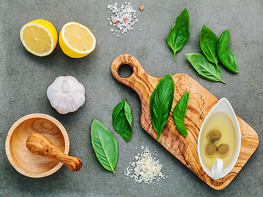 포토 JPG 해외이미지 그릇 잎 회색배경 단면 실내 사람없음 하이앵글 올리브오일 레몬 올리브 막자사발 나무도마 치즈가루 통마늘 해외202004 해외202105 핑크솔트 해외포토 식물 식기 열매 뷰포인트 백그라운드 과일 도마 마늘 내부 목재 회색 사발 기름_음식 가루 소금 파일형식