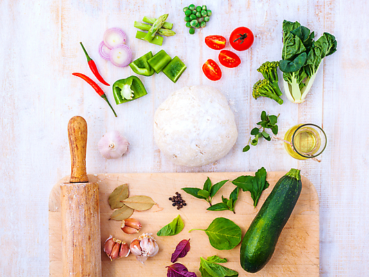 포토 JPG 해외이미지 채소 방울토마토 피망 실내 마늘 사람없음 하이앵글 올리브오일 완두콩 반죽 홍고추 애호박 나무도마 반죽밀대 적양파 나무배경 해외202004 해외202105 해외포토 뷰포인트 백그라운드 토마토 고추 호박 양파 콩 도마 내부 목재 기름_음식 밀대 파일형식