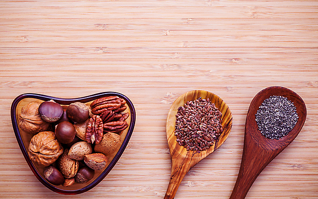 포토 JPG 해외이미지 그릇 실내 사람없음 담기 호두 나무숟가락 아마씨 피칸 헤이즐넛 나무배경 해외202004 해외202105 치아시드 해외포토 식기 백그라운드 모션 씨앗 내부 숟가락 견과류 파일형식