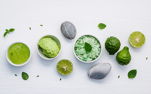 포토 JPG 해외이미지 그릇 단면 실내 사람없음 피부관리 흰배경 라임 스킨케어 스톤 스크럽 알로에 입욕소금 해외202004 해외202105 해외포토 식물 식기 백그라운드 과일 내부 뷰티 흰색 미용용품 소금 파일형식