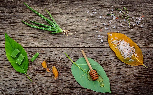 포토 JPG 해외이미지 잎 실내 사람없음 하이앵글 피부관리 꿀 알로에 허니디퍼 입욕소금 나무배경 해외202004 해외202105 해외포토 식물 뷰포인트 백그라운드 내부 뷰티 도구 미용용품 소금 파일형식