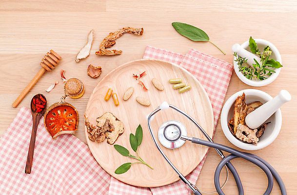 포토 JPG 해외이미지 식재료 청진기 실내 사람없음 하이앵글 알약 식탁보 막자사발 나무숟가락 건과일 나무쟁반 세이지 허니디퍼 나무배경 해외202004 해외202105 해외포토 뷰포인트 백그라운드 과일 의료기기 건조 쟁반 내부 목재 약 숟가락 도구 사발 파일형식