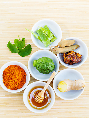 포토 JPG 해외이미지 그릇 재료 실내 사람없음 하이앵글 스킨케어 꿀 생강 알로에 허니디퍼 강황 나무배경 해외202004 해외202105 해외포토 식물 식기 뷰포인트 백그라운드 채소 식재료 내부 뷰티 도구 파일형식