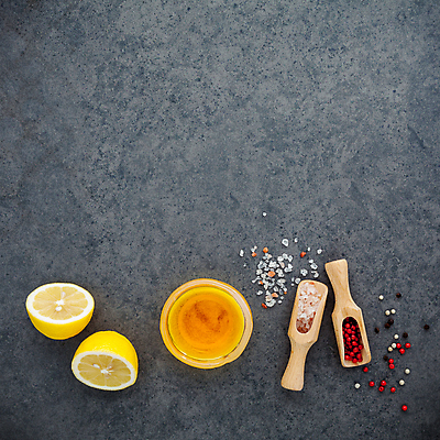 포토 JPG 해외이미지 식재료 회색배경 실내 사람없음 하이앵글 올리브오일 레몬 슬라이스 스쿱 통후추 카피스페이스 해외202004 해외202105 핑크솔트 해외포토 뷰포인트 백그라운드 과일 내부 공백 회색 기름_음식 소금 후추 파일형식