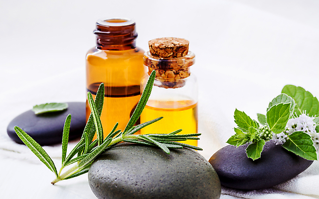 포토 JPG 해외이미지 유리병 실내 근접촬영 사람없음 오일 흰배경 아로마 아로마테라피 로즈메리 스톤 에센스 해외202004 해외202105 해외포토 음식 뷰포인트 백그라운드 병_용기 내부 화장품 흰색 허브 테라피 파일형식