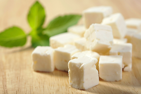 포토 JPG 해외이미지 식재료 치즈 실내 사람없음 아웃포커스 큐브 정사각형 나무배경 해외202004 해외202105 해외포토 도형 백그라운드 유제품 촬영기법 내부 파일형식