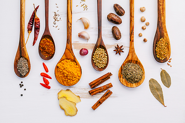 포토 JPG 해외이미지 실내 마늘 사람없음 아웃포커스 조미료 가루 향신료 흰배경 홍고추 생강 고춧가루 나무주걱 말린고추 시나몬스틱 월계수 허브가루 해외202004 해외202105 해외포토 백그라운드 채소 고추 촬영기법 내부 목재 흰색 주걱 시나몬 향미료 파일형식