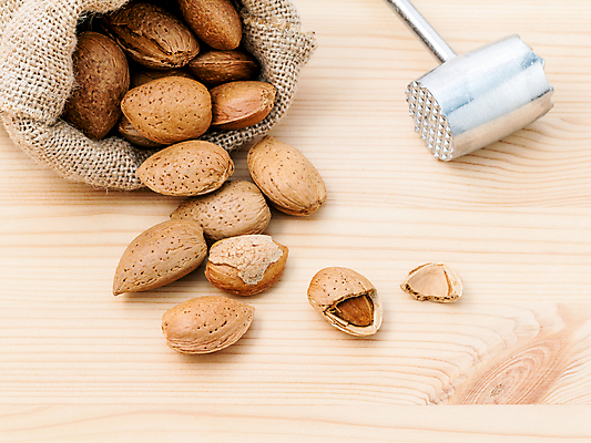 포토 JPG 해외이미지 실내 사람없음 자루 아몬드 쏟아짐 통아몬드 호두망치 나무배경 해외202004 해외202105 해외포토 백그라운드 모션 주방용품 내부 견과류 파일형식