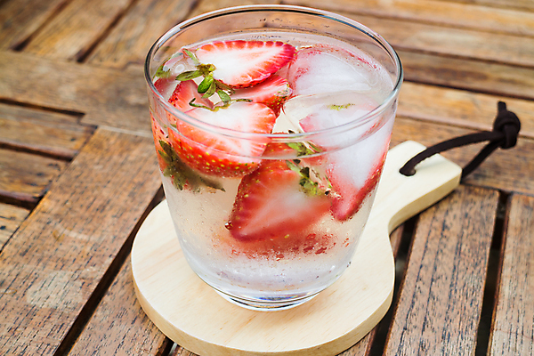 포토 JPG 해외이미지 음료 음식 과일 유리 딸기 사람없음 목재 빨간색 초록색 물 여름 얼음 추위 신선 달콤 시원함 상쾌 비타민 내추럴 해외202004 해외포토 자연요소 나무 계절 감정 컬러 재료 재질 맛 영양소 파일형식