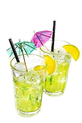 포토 JPG 해외이미지 컨셉 우산 사람없음 장식 초록색 얼음 칵테일 레몬 해외202004 해외포토 자연요소 컬러 과일 주류 파일형식