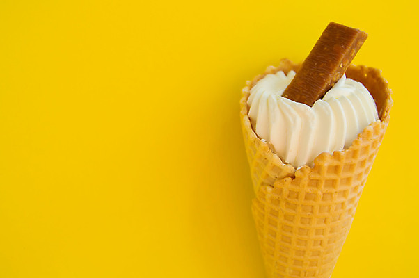 포토 JPG 해외이미지 음식 백그라운드 아이스크림 디저트 사람없음 파란색 컬러풀 갈색 노란색 과자 초콜릿 흰색 신선 달콤 상품 시원함 설탕 크림 싱글 질감 아로마 토핑 바닐라 캐러멜 맛있는 해외202004 해외포토 컬러 맛 파일형식