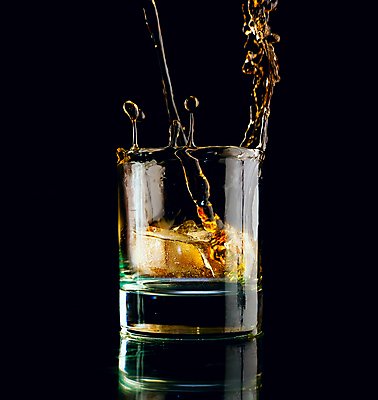 포토 JPG 해외이미지 모양 음료 모션 사람없음 세로 갈색 노란색 얼음 검은색 개울 황금 시원함 제트기 위스키 해외202004 자연요소 컬러 비행기 강 파일형식 해외포토