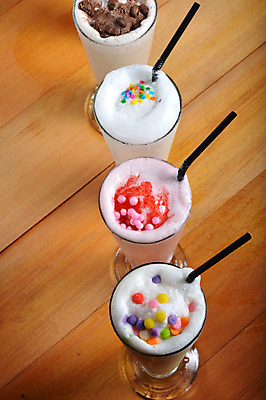 포토 JPG 해외이미지 음료 디저트 종류 사람없음 하이앵글 다양 달콤 시원함 크림 토핑 밀크쉐이크 해외202004 해외포토 음식 뷰포인트 다수 맛 쉐이크 파일형식