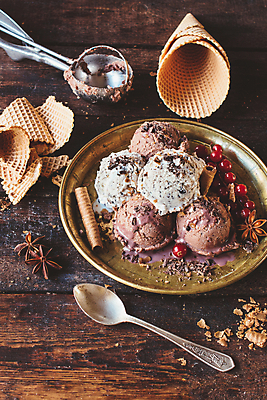 포토 JPG 해외이미지 접시 음식 백그라운드 유리 아이스크림 디저트 광고판 사탕 3 사람없음 장식 세로 갈색 초콜릿 침묵 견과류 흰색 달콤 상쾌 아몬드 설정 식품점 휘핑크림 맛있는 해외202004 해외포토 식기 감정 컬러 재질 알림판 상점 소리 맛 크림 판 휘핑 파일형식