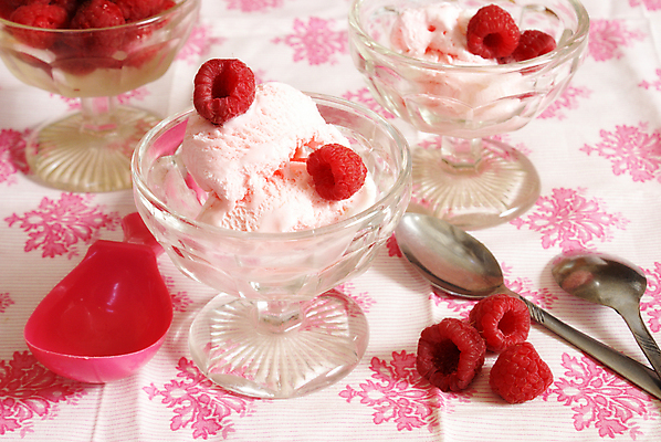 포토 JPG 해외이미지 계절 열매 음식 분홍색 백그라운드 과일 부분 유리 탁자 아이스크림 디저트 서브 사람없음 컵 빨간색 숟가락 신선 사발 우아함 달콤 상품 유혹 크림 산딸기 서빙 토핑 흙더미 숙성 맛있는 해외202004 해외포토 식물 식기 컬러 가구 컨셉 재질 수저 흙 사기그릇 맛 파일형식 더미