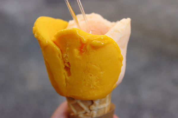 포토 JPG 해외이미지 꽃무늬 아이스크림 디저트 사람없음 노란색 숟가락 달콤 시원함 토핑 젤라또 해외202004 해외포토 꽃 음식 컬러 무늬 수저 맛 파일형식