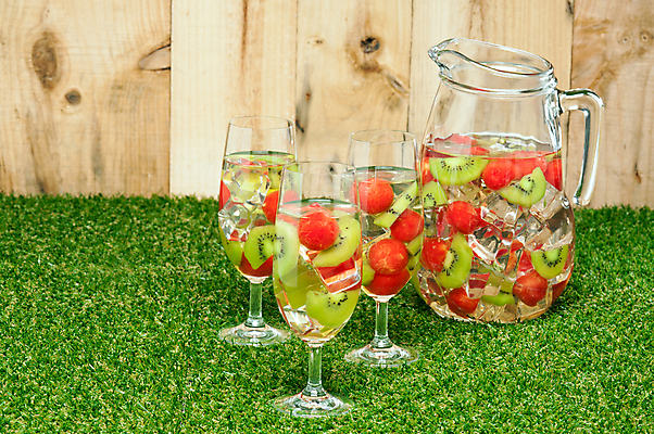 포토 JPG 해외이미지 디자인 음료 과일 키위 잔디 사람없음 빨간색 초록색 물 얼음 칵테일 달콤 해외202004 해외포토 자연요소 식물 컬러 주류 맛 파일형식