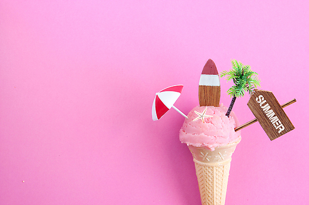 포토 JPG 해외이미지 음식 분홍색 백그라운드 딸기 아이스크림 사람없음 서핑보드 플랫 달콤 크림 해외202004 해외포토 컬러 과일 디저트 보드_스포츠 맛 파일형식